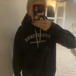 Mörkblå hoodie från HM - Säljer en mörkblå hoodie med vit text från hm.