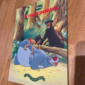 Danska Junglebogen  - Följ Mowgli och hans vänner Baloo och Bagheera på äventyr i djungeln! Den här boken är fylld med färgstarka illustrationer och spännande scener som gör klassikern levande för unga läsare. Perfekt för dig som gillar djur, vänskap och actionfyllda berättelser.         En vacker utgåva av Walt Disneys klassiska berättelse Djungelboken. Perfekt för barn och Disney-samlare. ISBN: 978-87-92764-05-8