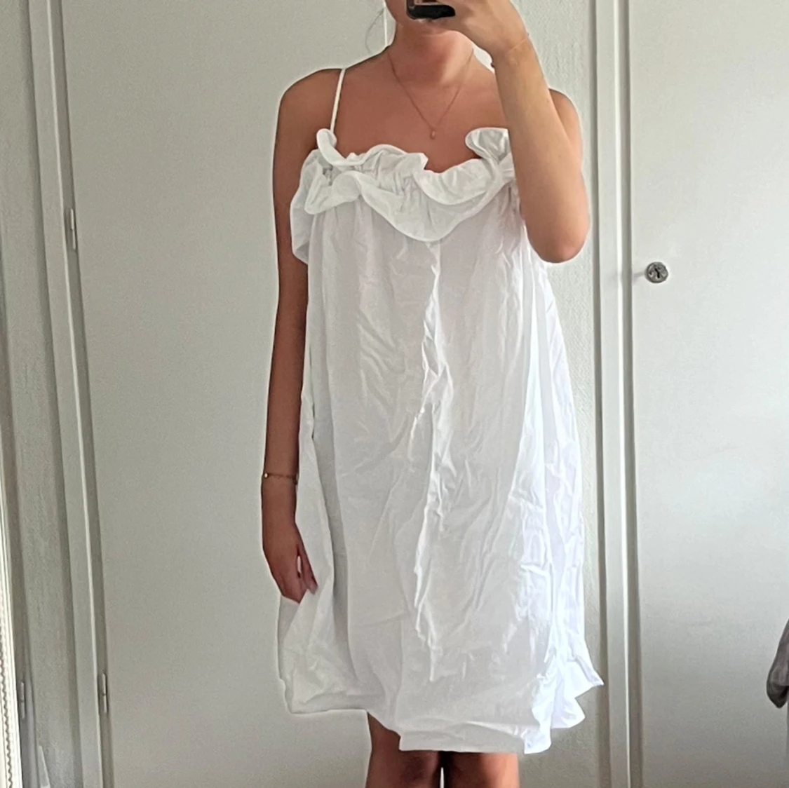 Vit volangklänning från H&M