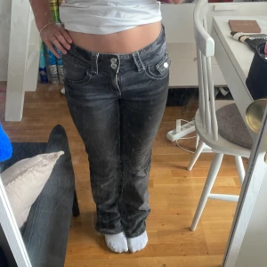 Svarta bootcut jeans med låg midja - Snygga svarta jeans i bootcut-modell med låg midja. Jeansen är från Ginayoung och storlek 158.💓