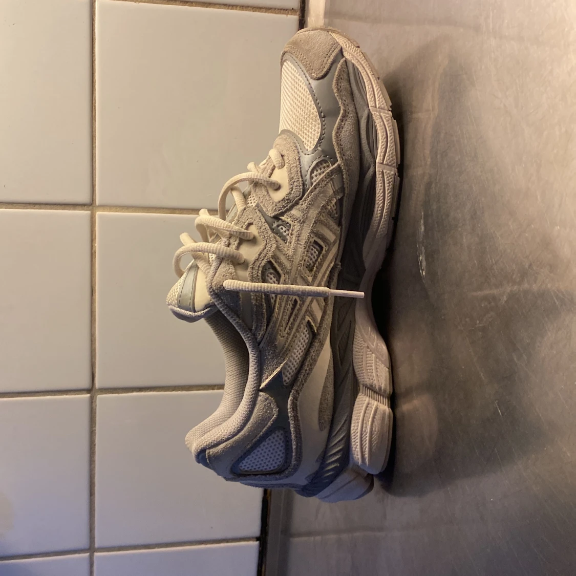 Grå Asics sneakers med mesh och mocka - 4