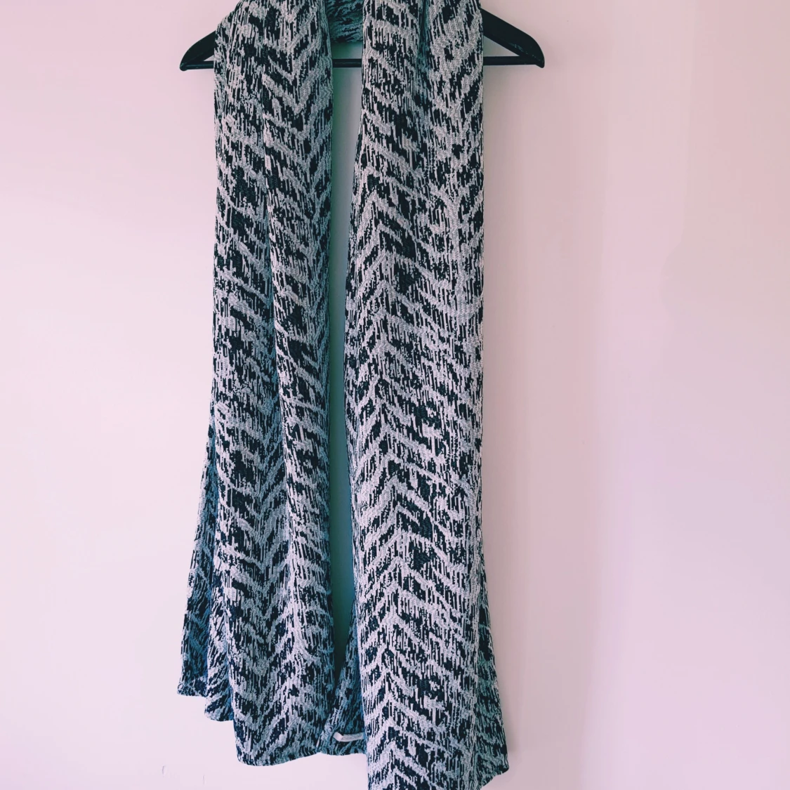 Stickad halsduk från Pieces med zebramönster - 1