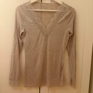 Beige spets intimissimi tröja! 💗 - säljer denna super fina beigea spetströjan från intimissimi i storlek M! Super fint skick då jag bara använt den en gång! 💗 skriv för fler bilder eller frågor 🫶