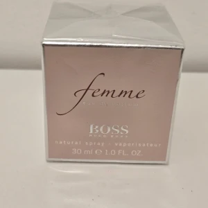 Hugo Boss Femme Eau de Parfum 30ml - Elegant parfym från Hugo Boss, Femme Eau de Parfum i 30 ml flaska. Kommer i en stilren, ljusrosa och silverfärgad kartong. Perfekt för dig som gillar feminina och fräscha dofter.