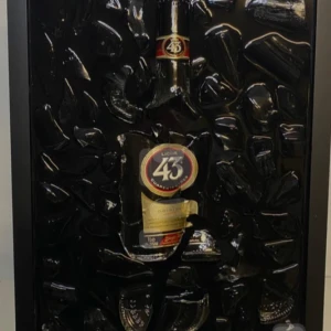 Licor 43 - En unik tavla med ett konstnärligt omslag av en Licor 43-flaska i svart, glansig struktur. Perfekt för dig som gillar annorlunda och kreativa tavlor 