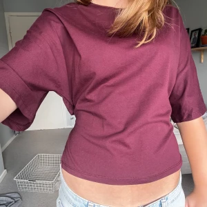 Vinröd topp med knyt i ryggen - Vinröd topp med knyt i ryggen. Hör av dig för frågor!