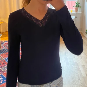 Mörkblå långärmad topp med spetskrage - Mörkblå långärmad topp med spetskrage från Gina Tricot