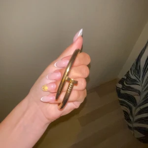 Armband - Säljer detta jätte fina guld armband🥰🥰OBS bortrest fram till 7/8!!