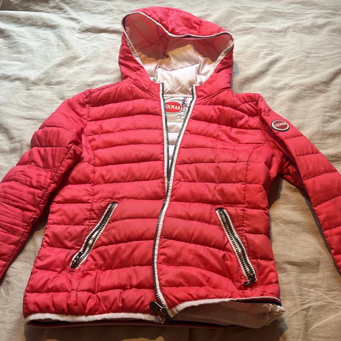 Röd pufferjacka från Colmar