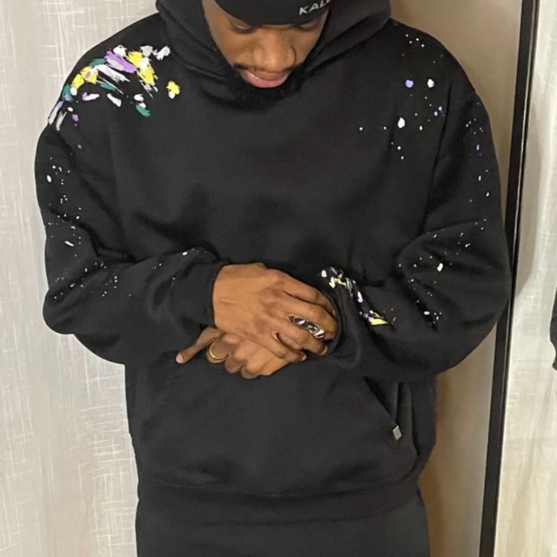 Svart hoodie med färgstänk