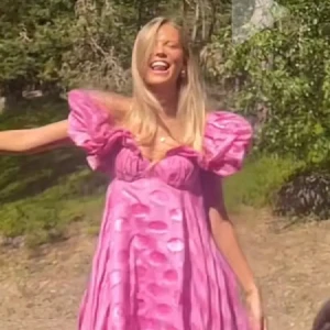 Rosa puffärmad kortklänning - Superfin rosa kortklänning med voluminösa puffärmar och v-ringad urringning. 