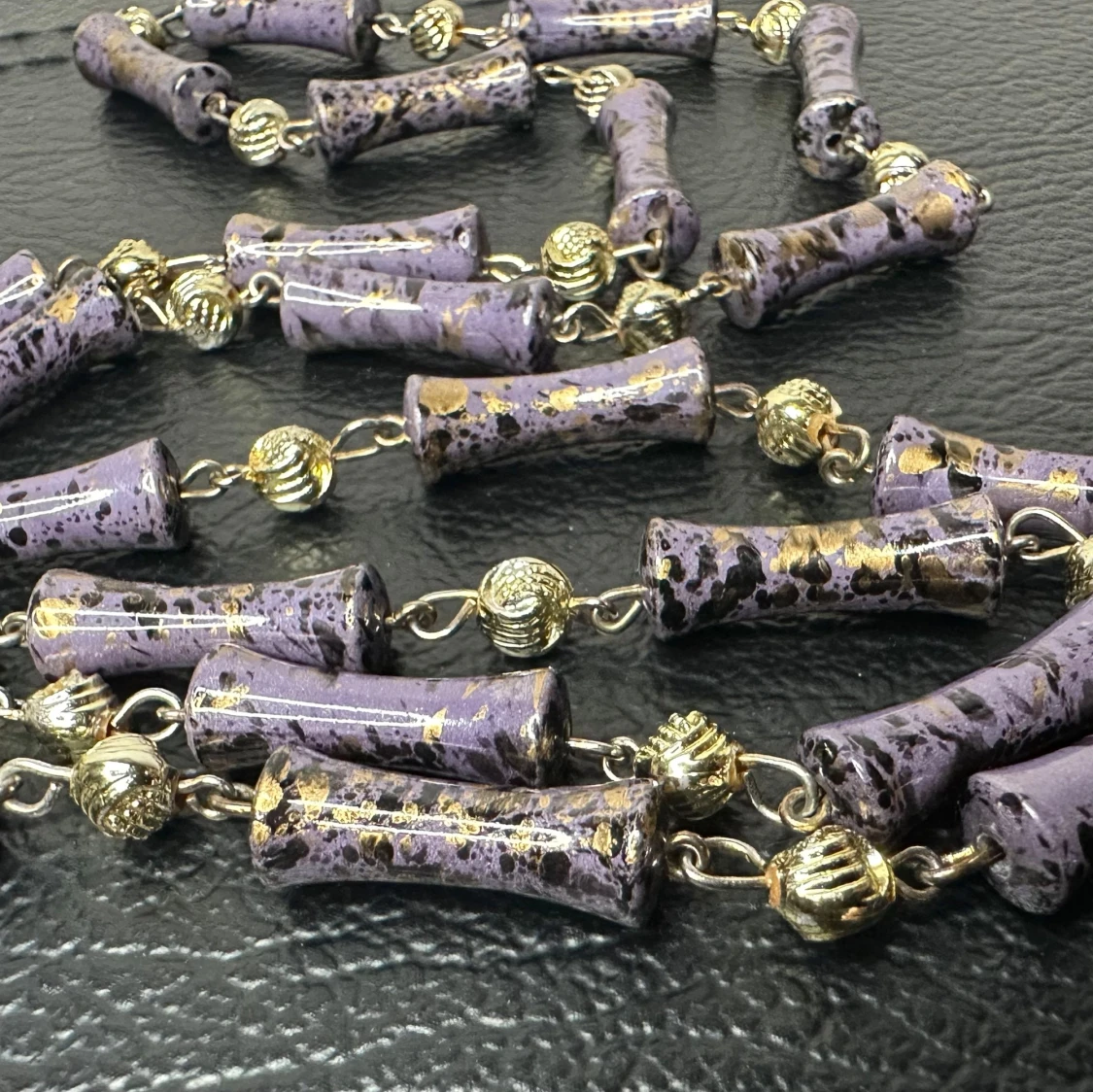 Lila och guldigt statement retrohalsband från 1980-talet Vintage Auktionsfynd Fint skick  - 3