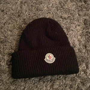  mössa från Moncler - Moncler mössa i väldigt bra skick med qr kod