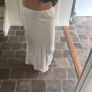 Vit lång satinkjol - Säljer en vit långkjol ifrån ginatricot! 💕