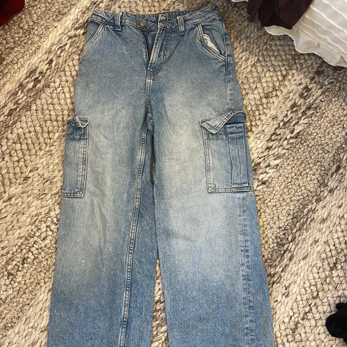 Blå cargojeans från H&M Divided