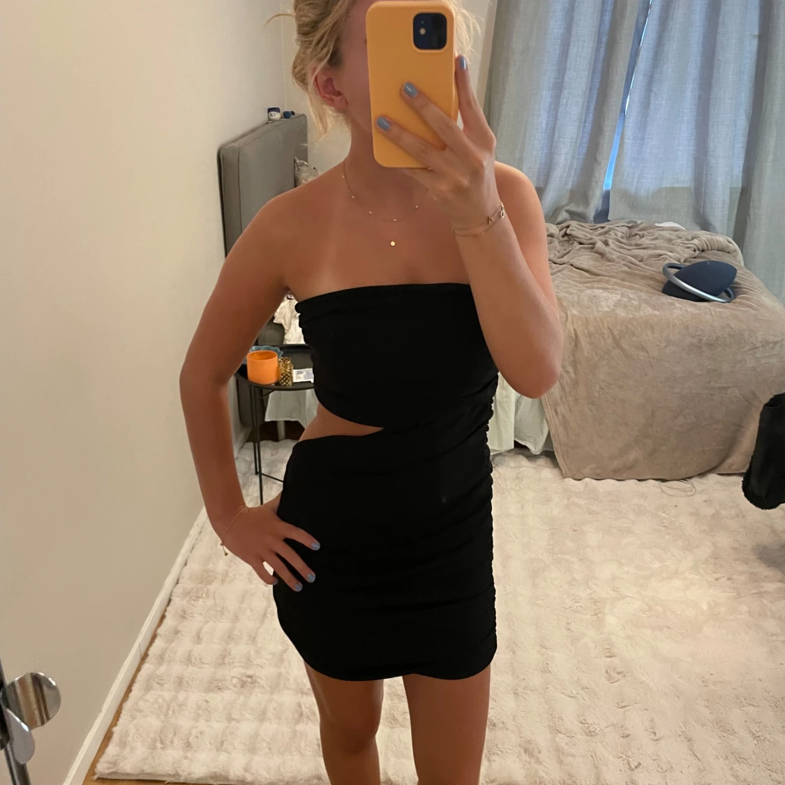 Svart axelbandslös cut out klänning