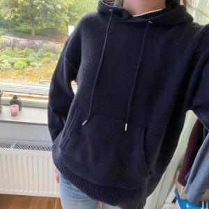 mörkblå stickad hoodie - så fin o perfekt nu till hösten🍂☔️lite lite nopprig men inget som syns!