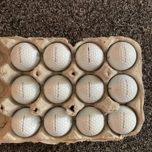 Titleist PRO v1 - 12 nästan nya pro v1. B till a klass ser knappt att någon slagit dessa. Finns fler bollar i lager ifall du är intresserad. Frågor eller funderingar så är det bara skriva.