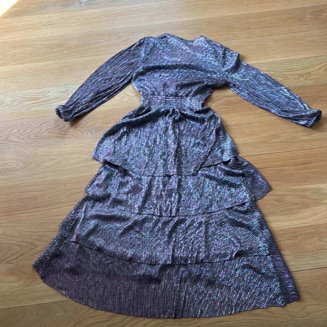 Glittrig långklänning från Maje - 2