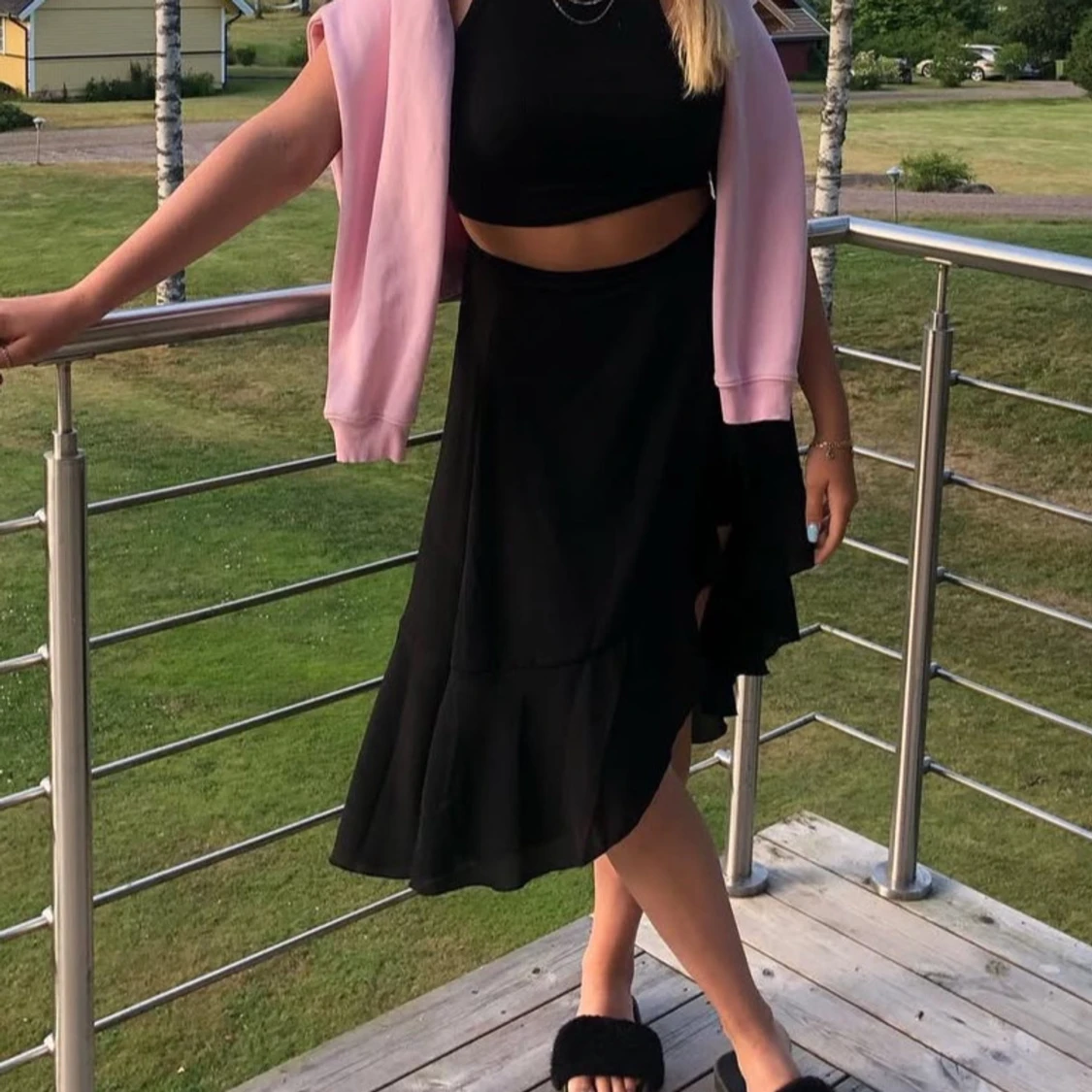 Svart volangkjol med asymmetrisk fåll