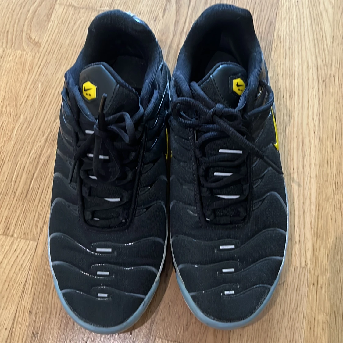 Nike Air Max Plus svart/grå med gula detaljer - 1