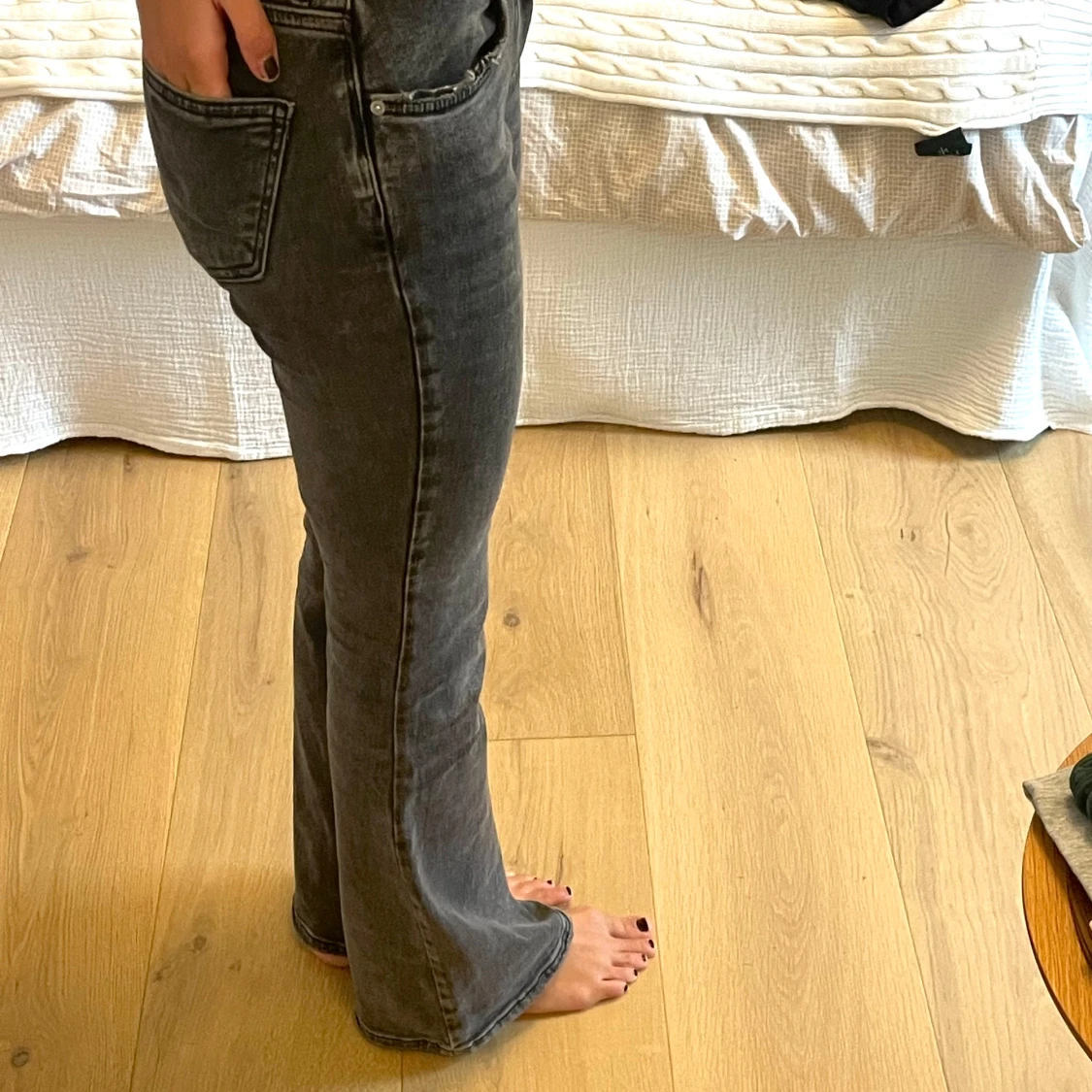 Grå/svarta lågmidjade, bootcut jeans från Gina - 1