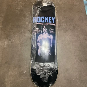 HOCKEY skateboard deck - Helt ny Hockey bräda i storlek 8.25. Plasten sitter fortfarande kvar då den inte kommit till användning. Köpt på Junkyard.