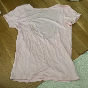 Öppen rygg t shirt - Rosa öppen rygg t shirt från lager, knappt andvänd.