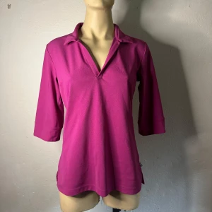 Cerise pikétröja från Fjällräven Storlek S Trekking Friluftsliv Funktionsmaterial Fint skick  -  Piketröja i fuchsia från Fjällräven i mycket fint vintageskick. Tillverkad i ett lätt och andningsbart funktionsmaterial som känns skönt mot huden. Modellen har trekvartsärm, liten krage och V-format sprund som ger ett sportigt men ändå feminint intryck. Diskret logga på bröstet. Lapp med materialinformation saknas. Storlek S, normal passform.  Prutning accepteras inte, men jag erbjuder rabatt vid köp av flera plagg. Jag rensar garderoben – passa på att kika på mina andra annonser också!  