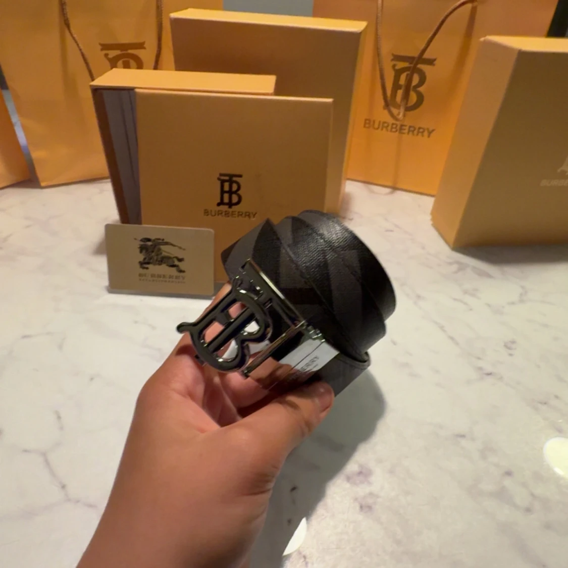 Burberry svart skinnbälte med logga - 1