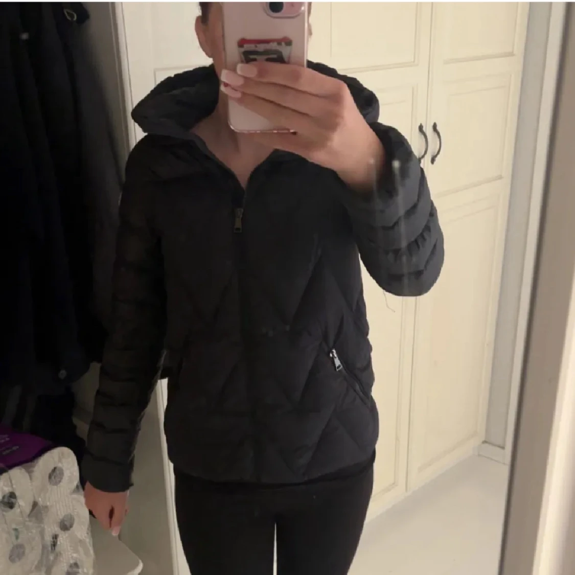 Svart Moncler dunjacka med huva