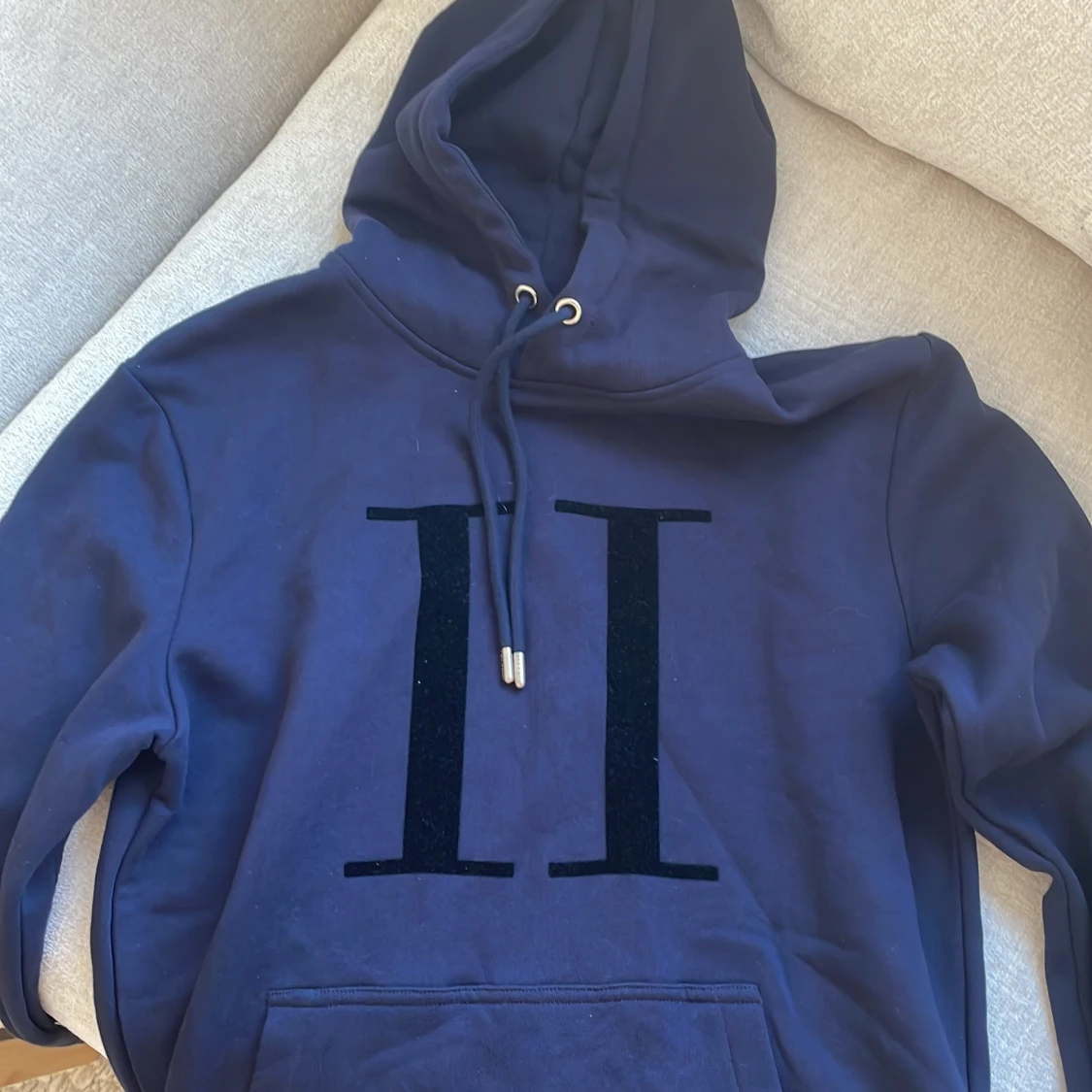 Mörkblå hoodie från Les Deux - 1