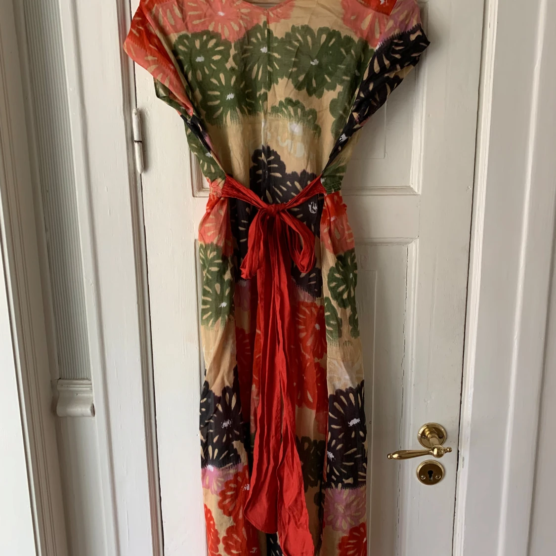 Blommig långklänning med rött knytband