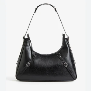 Svart axelväska med spänndetaljer - Slutsåld stor axelväska från hm! Skriv för fler bilder🙌