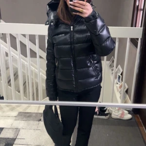 Moncler Maya jacka  - Säljer nu min moncler Maya jacka i barn, den motsvarar en Xs/s. Bra skick inga defekter. Självklart äkta. Har tyvärr ej kvittot kvar men Qr och serien finns! Pris går att diskutera. 