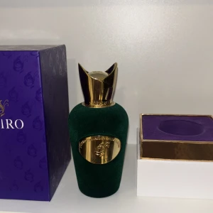 Sospiro Vibrato parfym 100ml - Äkta Sospiro Vibrato köpt från Deloox för 2568 kr. Endast testat den några gånger så ungefär 100 ml kvar i perfekt skick. Kvitto finns