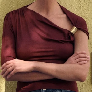 Vinröd oneshoulder topp - Jätte snygg vinröd festtopp med guld detalj från zara. Har endast använt den en gång bara för prövning. Priset kan absolut diskuteras💕💕💕