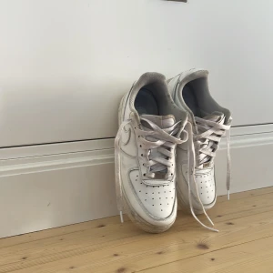 Nike Air Force 1 vita sneakers - Klassiska Nike Air Force 1 sneakers i helvitt skinn använda några gånger ingen box. Va inte rädd att fråga frågor