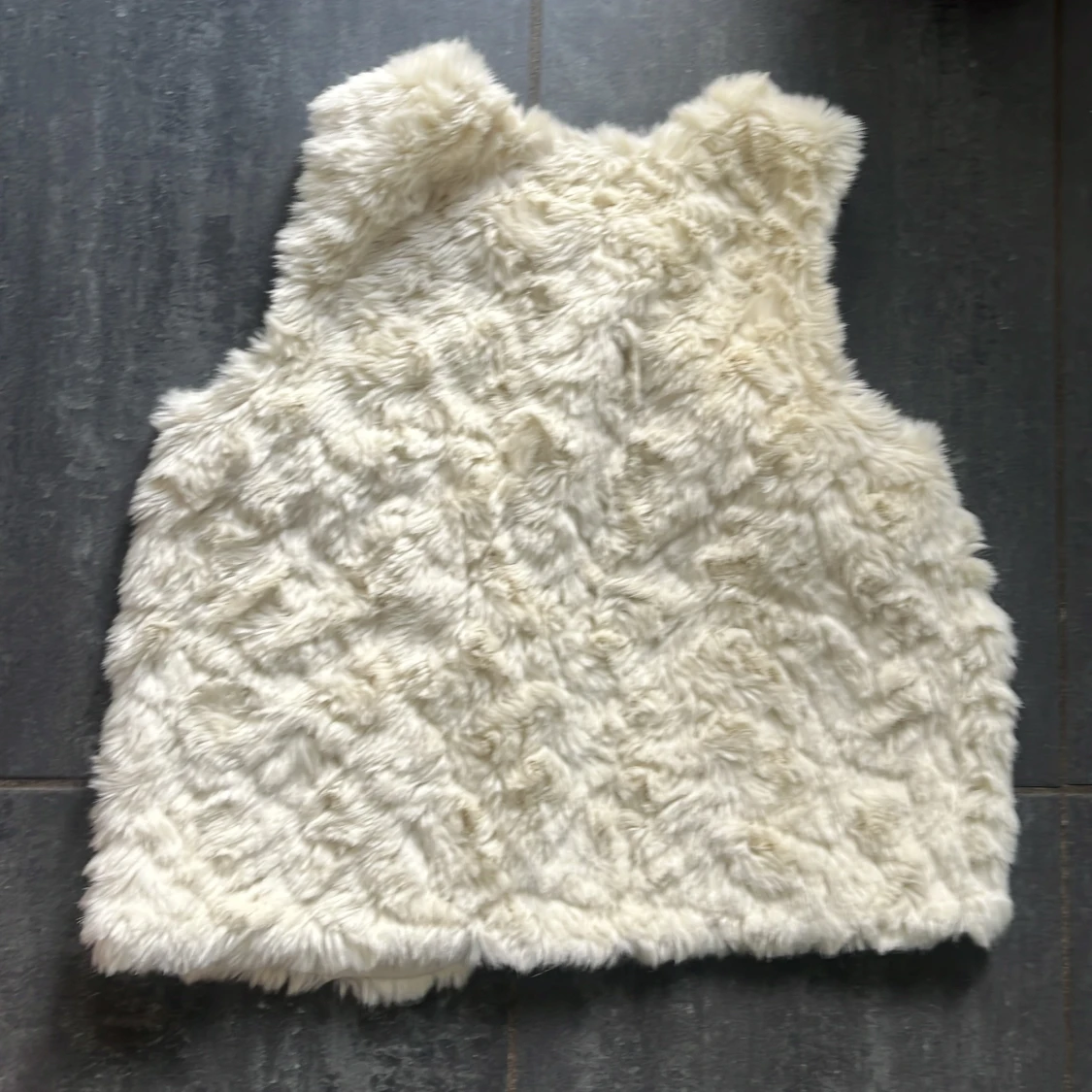 Vit pälsväst från H&M, stl 140 - 1