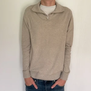 Half zip Jack & Jones - Tjena, säljer min half zip tröja från Jack & Jones som är använd bara ett fåtal gånger. Nypris ligger på 499 svenska riksdaler.