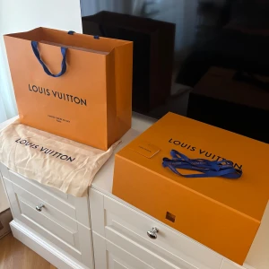 Äkta LV kartonger - Stora box och kartong från LV, kommer med om man köper deras stora handväskor. Helt nya från LV butiken i Stockholm. 