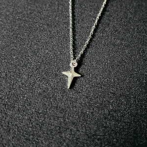 The Minimalist Silver Star Necklace - Diskret halsband i rostfritt stål med liten stjärndetalj (ca 1,4 cm). Kedja ca 50 cm. Unisex och minimalistisk design.