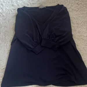 blus - en v-ringad blus från h&m i storlek s. använd några gånger