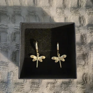 Trollslända örhängen guld  - GRATIS GÅVA MED VARGE ORDER!! Supertrendig stockholmsstil tjejer, örhängen guld. Vinter ring smycke. Gjord av stål, jag svarar och skickar alltid snabbt!
