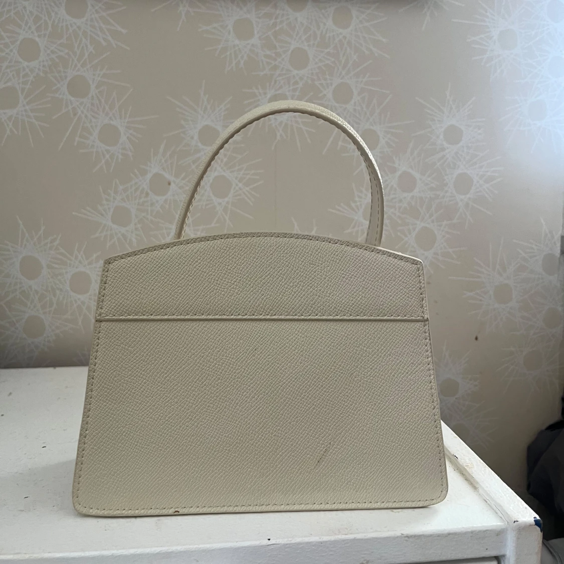 Beige handväska med guldigt spänne - 1