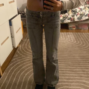 Grå bootcut jeans Gina Tricot 140 - Super snygga grå jeans från Gina Tricot i storlek 140!!. De  är bootcut med låg midja och raka sömmar framtill. 