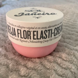 Sol de Janeiro Beija Flor Elasti-Cream🩷 - Beija Flor Elasti-Cream från Sol de Janeiro . Innehåller 240 ml. Luktar otroligt gott och återfuktar på djupet!! 🩷Nummer 68 🩷 INTE ANVÄNT MYCKET AV ALLS. Orginal pris 549 kr !!!