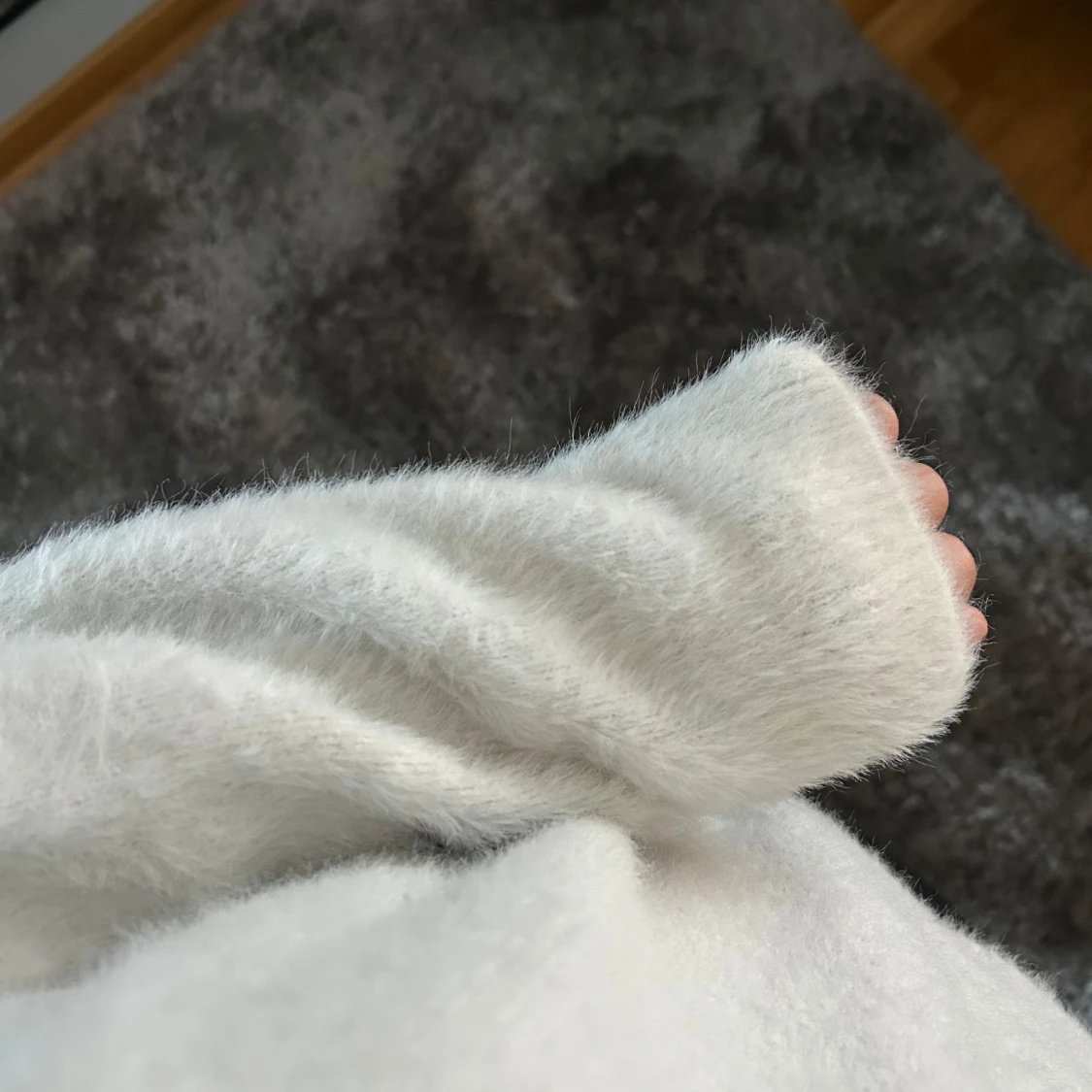 Vit fluffig stickad tröja - 2