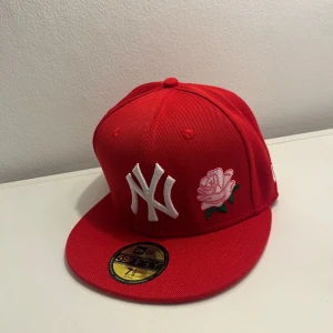 New Era Keps Röd - Röd New Era keps. Hel nya och aldrig använt. Storlek 56,8