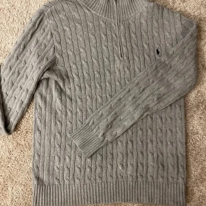 Ralph Lauren half zip - Snygg grå tröja från Ralph Lauren storlek xl barnstorlek men sitter som en m/s 